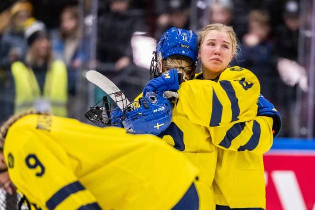 230115 Moa Gustafsson of Sweden looks dejected after the 2023 IIHF U18 Women s World Championship, WM, Weltmeisterschaft final between Canada and Sweden on January 15, 2023 in Östersund. Photo: Mathilda Ahlberg BILDBYRAN kod MA MA0381 ishockey Ice hockey, Eishockey u18 vm u18-vm 2023 iihf u18 womens world championship final kanada sverige sweden canada dam bbeng depp Copyright: MATHILDAxAHLBERG BB230115MA175