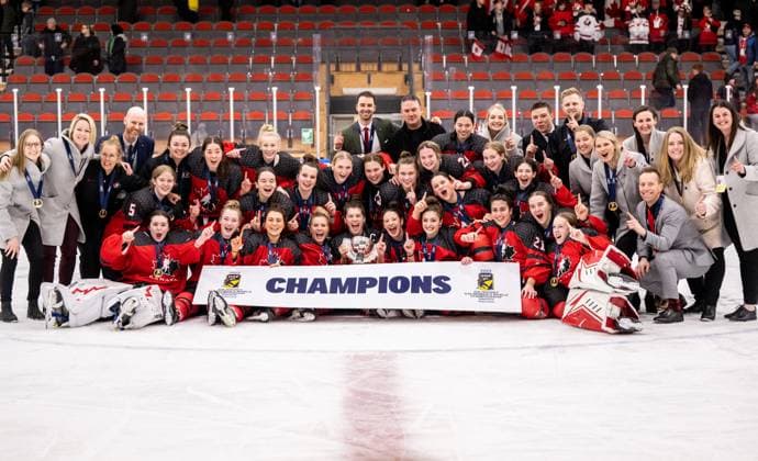 230115 Players of Canada celebrate after the 2023 IIHF U18 Women s World Championship, WM, Weltmeisterschaft final between Canada and Sweden on January 15, 2023 in Östersund. Photo: Mathilda Ahlberg BILDBYRAN kod MA MA0381 ishockey Ice hockey, Eishockey u18 vm u18-vm 2023 iihf u18 womens world championship final kanada sverige sweden canada dam bbeng jubel Copyright: MATHILDAxAHLBERG BB230115MA178