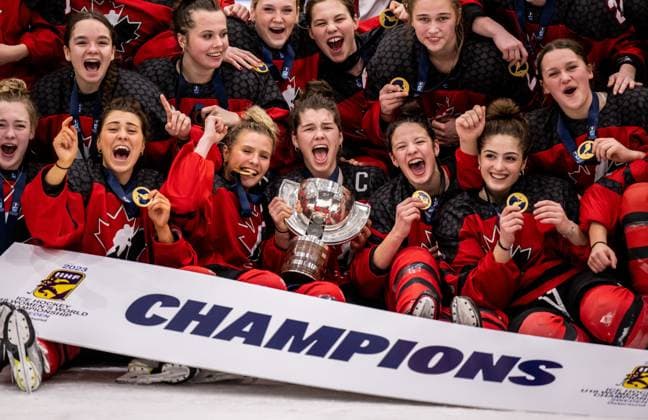 230115 Players of Canada celebrate after the 2023 IIHF U18 Women s World Championship, WM, Weltmeisterschaft final between Canada and Sweden on January 15, 2023 in Östersund. Photo: Mathilda Ahlberg BILDBYRAN kod MA MA0381 ishockey Ice hockey, Eishockey u18 vm u18-vm 2023 iihf u18 womens world championship final kanada sverige sweden canada dam bbeng jubel Copyright: MATHILDAxAHLBERG BB230115MA179