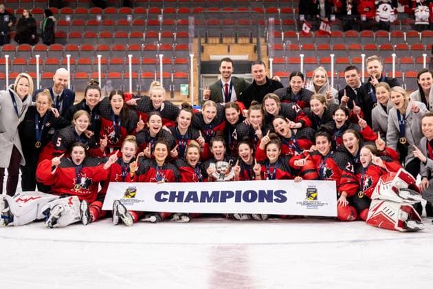 230115 Players of Canada celebrate after the 2023 IIHF U18 Women s World Championship, WM, Weltmeisterschaft final between Canada and Sweden on January 15, 2023 in Östersund. Photo: Mathilda Ahlberg BILDBYRAN kod MA MA0381 ishockey Ice hockey, Eishockey u18 vm u18-vm 2023 iihf u18 womens world championship final kanada sverige sweden canada dam bbeng jubel Copyright: MATHILDAxAHLBERG BB230115MA180