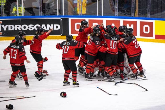 ÖSTERSUND 20230115 Kanada jublar efter finalen i damernas junior-VM i ishockey mellan Kanada och Sverige i Östersund Arena. Östersund ISHOCKEY x11910x