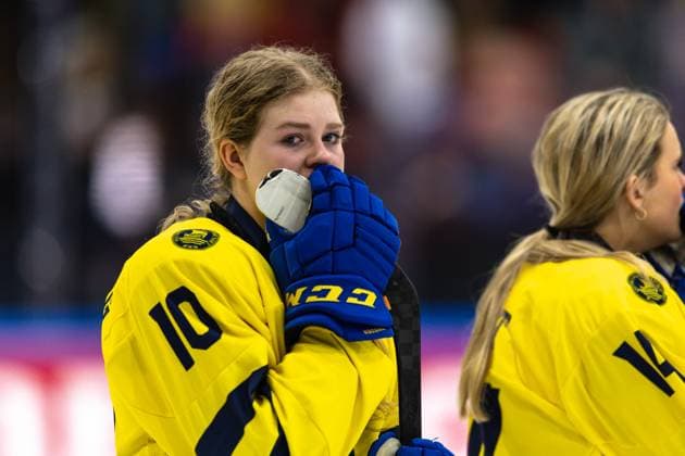 ÖSTERSUND 20230115 Sveriges Linnea Natt Och Dag deppar efter förlusten i finalen i damernas junior-VM i ishockey mellan Kanada och Sverige i Östersund Arena. Östersund ISHOCKEY x11910x