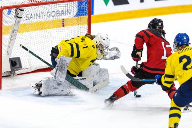 ÖSTERSUND 20230115 Sveriges malvakt Ida Henriksson räddar ett skott fran Kanadas Morgan Jackson under finalen i damernas junior-VM i ishockey mellan Kanada och Sverige i Östersund Arena. Östersund ISHOCKEY x11910x