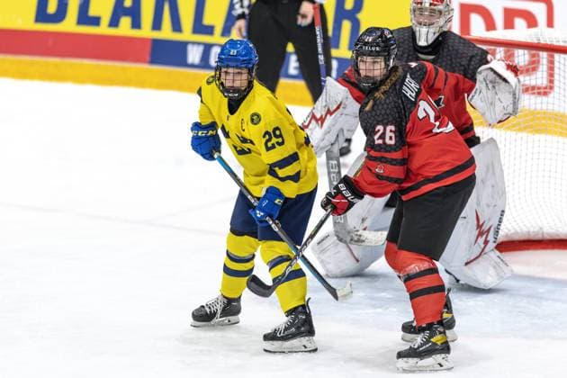 ÖSTERSUND 20230115 Sveriges Stella Lindell och Kanadas Keira Hurry under finalen i damernas junior-VM i ishockey mellan Kanada och Sverige i Östersund Arena. Östersund ISHOCKEY x11910x