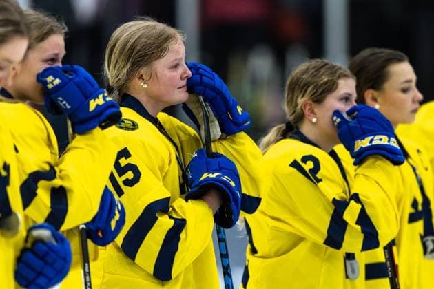 ÖSTERSUND 20230115 Sveriges Astrid Lindeberg (15) deppar efter finalen i damernas junior-VM i ishockey mellan Kanada och Sverige i Östersund Arena. Östersund ISHOCKEY x11910x