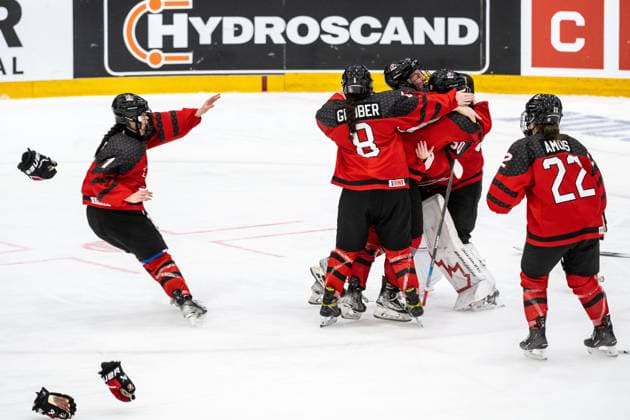 230115 Players of Canada celebrate after the 2023 IIHF U18 Women s World Championship, WM, Weltmeisterschaft final between Canada and Sweden on January 15, 2023 in Östersund. Photo: Mathilda Ahlberg BILDBYRAN kod MA MA0381 ishockey Ice hockey, Eishockey u18 vm u18-vm 2023 iihf u18 womens world championship final kanada sverige sweden canada dam bbeng jubel Copyright: MATHILDAxAHLBERG BB230115MA181