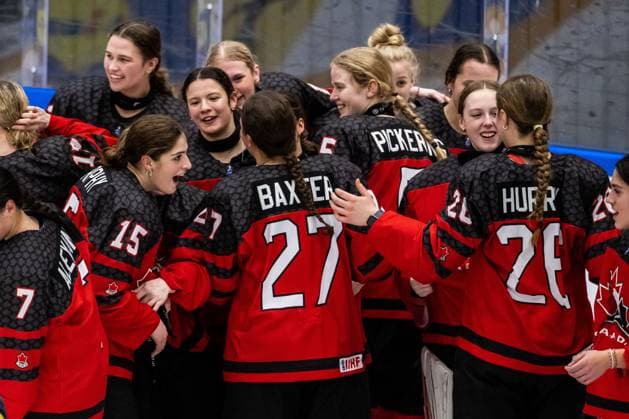 230115 Players of Canada celebrate after winning in the 2023 IIHF U18 Women s World Championship, WM, Weltmeisterschaft final between Canada and Sweden on January 15, 2023 in Östersund. Photo: Mathilda Ahlberg BILDBYRAN kod MA MA0381 ishockey Ice hockey, Eishockey u18 vm u18-vm 2023 iihf u18 womens world championship final kanada sverige sweden canada dam bbeng jubel Copyright: MATHILDAxAHLBERG BB230115MA185