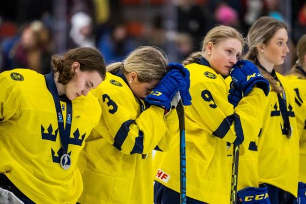 230115 Goaltender Felicia Frank, Mira Jungaker and Mira Markström of Sweden looks dejected after the 2023 IIHF U18 Women s World Championship, WM, Weltmeisterschaft final between Canada and Sweden on January 15, 2023 in Östersund. Photo: Mathilda Ahlberg BILDBYRAN kod MA MA0381 ishockey Ice hockey, Eishockey u18 vm u18-vm 2023 iihf u18 womens world championship final kanada sverige sweden canada dam bbeng depp Copyright: MATHILDAxAHLBERG BB230115MA198