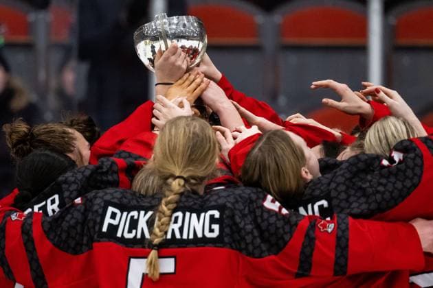230115 Players of Canada celebrate with the trophy after winning in the 2023 IIHF U18 Women s World Championship, WM, Weltmeisterschaft final between Canada and Sweden on January 15, 2023 in Östersund. Photo: Mathilda Ahlberg BILDBYRAN kod MA MA0381 ishockey Ice hockey, Eishockey u18 vm u18-vm 2023 iihf u18 womens world championship final kanada sverige sweden canada dam bbeng jubel Copyright: MATHILDAxAHLBERG BB230115MA205