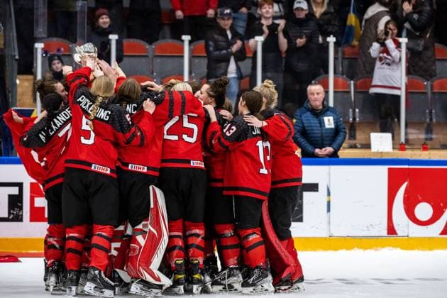 230115 Players of Canada celebrate with the trophy after winning in the 2023 IIHF U18 Women s World Championship, WM, Weltmeisterschaft final between Canada and Sweden on January 15, 2023 in Östersund. Photo: Mathilda Ahlberg BILDBYRAN kod MA MA0381 ishockey Ice hockey, Eishockey u18 vm u18-vm 2023 iihf u18 womens world championship final kanada sverige sweden canada dam bbeng jubel Copyright: MATHILDAxAHLBERG BB230115MA206