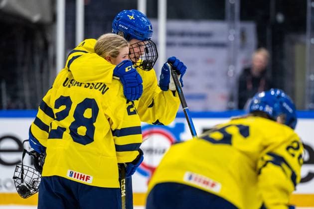 230115 Moa Gustafsson and Jenna Raunio of Sweden looks dejected after the 2023 IIHF U18 Women s World Championship, WM, Weltmeisterschaft final between Canada and Sweden on January 15, 2023 in Östersund. Photo: Mathilda Ahlberg BILDBYRAN kod MA MA0381 ishockey Ice hockey, Eishockey u18 vm u18-vm 2023 iihf u18 womens world championship final kanada sverige sweden canada dam bbeng depp Copyright: MATHILDAxAHLBERG BB230115MA209