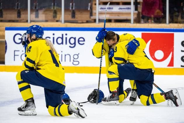 230115 Tilde Utbult, Jenna Raunio and Moa Gustafsson of Sweden looks dejected after the 2023 IIHF U18 Women s World Championship, WM, Weltmeisterschaft final between Canada and Sweden on January 15, 2023 in Östersund. Photo: Mathilda Ahlberg BILDBYRAN kod MA MA0381 ishockey Ice hockey, Eishockey u18 vm u18-vm 2023 iihf u18 womens world championship final kanada sverige sweden canada dam bbeng depp Copyright: MATHILDAxAHLBERG BB230115MA212