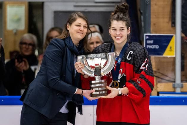 230115 Jocelyn Amos of Canada receives the first place trophy after the 2023 IIHF U18 Women s World Championship, WM, Weltmeisterschaft final between Canada and Sweden on January 15, 2023 in Östersund. Photo: Mathilda Ahlberg BILDBYRAN kod MA MA0381 ishockey Ice hockey, Eishockey u18 vm u18-vm 2023 iihf u18 womens world championship final kanada sverige sweden canada dam bbeng Copyright: MATHILDAxAHLBERG BB230115MA220