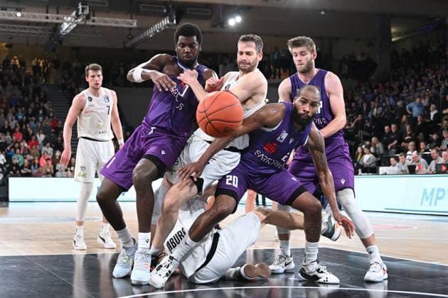 Sport Themen der Woche KW02 Sport Bilder des Tages Basketball I Herren I 2022-2023 I Bundesliga I 15. Spieltag I Veolia Towers Hamburg - BG Göttingen I 15.1.2023 Rayshaun Hammonds (0, BG Göttingen), Jonas Wohlfarth-Bottermann (18, Hamburg Towers), Javon Bess (20, BG Göttingen) und Mathis Mönninghoff (17, BG Göttingen) ringen unter dem Korb um den Ball Hamburg-Wilhelmsburg edel-optics.de Arena Hamburg Deutschland *** Basketball I Mens I 2022 2023 I Bundesliga I 15 Matchday I Veolia Towers Hamburg BG Göttingen I 15 1 2023 Rayshaun Hammonds 0, BG Göttingen , Jonas Wohlfarth Bottermann 18, Hamburg Towers , Javon Bess 20, BG Göttingen and Mathis Mönninghoff 17, BG Göttingen wrestle for the ball under the basket Hamburg Wilhelmsburg edel optics de Arena Hamburg Germany Copyright: xLobeca AndreasxHannigx