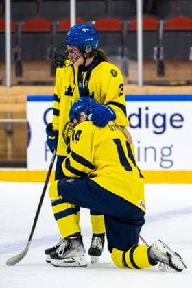 230115 Emma Rehn and Tilde Utbult of Sweden looks dejected after the 2023 IIHF U18 Women s World Championship, WM, Weltmeisterschaft final between Canada and Sweden on January 15, 2023 in Östersund. Photo: Mathilda Ahlberg BILDBYRAN kod MA MA0381 ishockey Ice hockey, Eishockey u18 vm u18-vm 2023 iihf u18 womens world championship final kanada sverige sweden canada dam bbeng depp Copyright: MATHILDAxAHLBERG BB230115MA234
