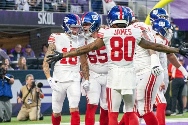 Sport Themen der Woche KW02 Sport Bilder des Tages MINNEAPOLIS, MN - JANUARY 15: dNew York Giants wide receiver Isaiah Hodgins (18) celebrates with teammates after a touchdown during the NFL, American Football Herren, USA game between the New York Giants and Minnesota Vikings on January 15th, 2023, at U.S. Bank Stadium in Minneapolis, MN. (Photo by Bailey Hillesheim Icon Sportswire) NFL: JAN 15 NFC Wild Card Playoffs - Giants at Vikings Icon230115007