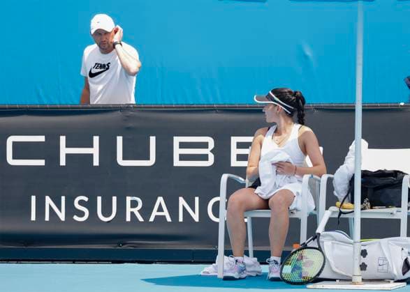 Eva Lys sitzt auf dem Stuhl und spricht mit ihrem Vater Vladimir der hinter der Bande steht, Australian Open 2023, Melbourne Park, Melbourne, Victoria, Australia. Copyright: xJuergenxHasenkopfx