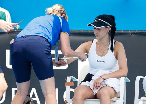 Eva Lys wird am Handgelenk badagiert wegen einer Verletzung behandelt, Physiotherapeut, Doktor, Australian Open 2023, Melbourne Park, Melbourne, Victoria, Australia. Copyright: xJuergenxHasenkopfx