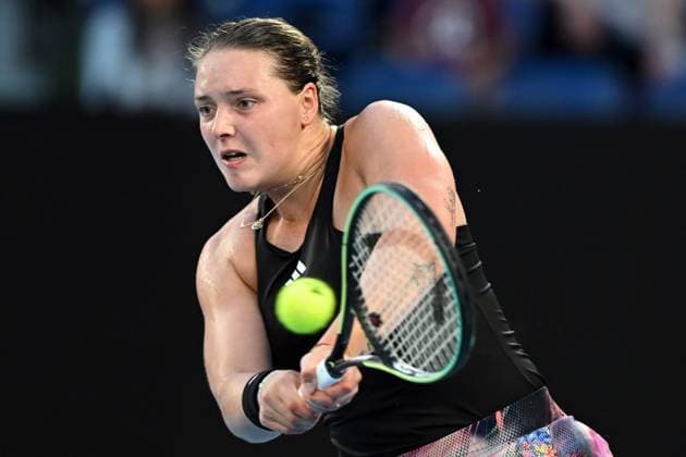 Sport Bilder des Tages TENNIS AUSTRALIAN OPEN, Jule Niemeier of Germany returns during her Women?s Singles 1st Round match against Iga Swiatek of Poland on Day 1 of the 2023 Australian Open tennis tournament at Melbourne Park in Melbourne, Monday, January 16, 2023. ( NO ARCHIVING, EDITORIAL USE ONLY, NO USE IN BOOKS WITHOUT CONSENT MELBOURNE VICTORIA AUSTRALIA  Copyright: xLUKASxCOCHx 20230116001753052214