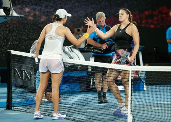 R-L. Jule Niemeier (GER) gratuliert der Siegerin Iga Swiatek, Australian Open 2023, Melbourne Park, Melbourne, Victoria, Australia. Copyright: xJuergenxHasenkopfx