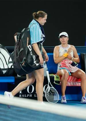 Jule Niemeier (GER) verlaesst den Platz nach ihrer Niederlage, Iga Swiatek im Hintergrund, Australian Open 2023, Melbourne Park, Melbourne, Victoria, Australia. Copyright: xJuergenxHasenkopfx