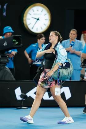 Jule Niemeier (GER) verlaesst den Platz nach ihrer Niederlage,Australian Open 2023, Melbourne Park, Melbourne, Victoria, Australia. Copyright: xJuergenxHasenkopfx