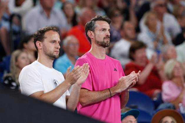 Jule Niemeier (GER), Emotion, Australian Open 2023, Melbourne Park, Melbourne, Victoria, Australia., Jule Niemeier Team, R-L. Trainer, coach Christopher Kas und Physiotherapeut Florian Nowy, coach Christopher Kas und Physiotherapeut Florian Nowy stehen in der Spielerloge und applaudieren Copyright: xJuergenxHasenkopfx