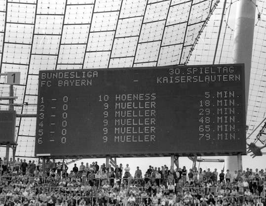 FC Bayern München - 1. FC Kaiserslautern 6:0 05.05.1973 Anzeigetafel , die Gerd Müller als fünffachen Torschützen ausweist. *** FC Bayern München 1 FC Kaiserslautern 6 0 05 05 1973 scoreboard showing Gerd Müller as five-time scorer HM