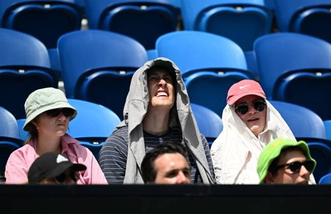 TENNIS AUSTRALIAN OPEN, Spectators negotiate the heat during at the 2023 Australian Open tennis tournament at Melbourne Park in Melbourne, Tuesday, January 17, 2023. ( NO ARCHIVING, EDITORIAL USE ONLY, NO USE IN BOOKS WITHOUT CONSENT MELBOURNE VICTORIA AUSTRALIA  Copyright: xLUKASxCOCHx 20230117001753345540