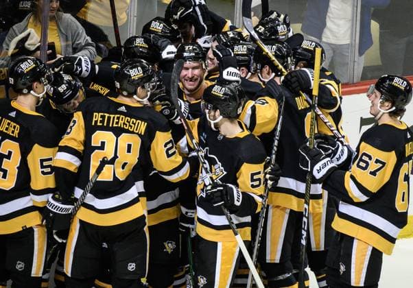 Sport Bilder des Tages Pittsburgh Penguins celebrates the game winning goal of Pittsburgh Penguins left wing Jake Guentzel (59) in the 4-3 overtime victory against the Anaheim Ducks at PPG Paints Arena in Pittsburgh on Monday, January 16, 2023.  PIT2023011607 ARCHIExCARPENTER