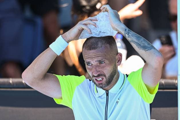 Mandatory Credit: Photo by James Gourley Shutterstock (13716760z) Dan Evans using an ice pack during his first round match Australian Open, Day Two, Tennis, Melbourne Park, Melbourne, Australia - 17 Jan 2023 Australian Open, Day Two, Tennis, Melbourne Park, Melbourne, Australia - 17 Jan 2023 Copyright: xJamesxGourley Shutterstockx 13716760z