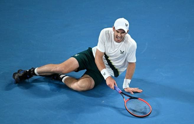 TENNIS AUSTRALIAN OPEN, Andy Murray of Great Britain falls during his first round match against Matteo Berrettini at the 2023 Australian Open tennis championship at Melbourne Park in Melbourne, Tuesday, January 17, 2023. ( NO ARCHIVING, EDITORIAL USE ONLY, NO USE IN BOOKS WITHOUT CONSENT MELBOURNE VICTORIA AUSTRALIA  Copyright: xJAMESxROSSx 20230117001753379353