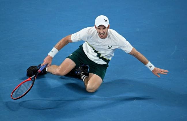 TENNIS AUSTRALIAN OPEN, Andy Murray of Great Britain falls during his first round match against Matteo Berrettini at the 2023 Australian Open tennis championship at Melbourne Park in Melbourne, Tuesday, January 17, 2023. ( NO ARCHIVING, EDITORIAL USE ONLY, NO USE IN BOOKS WITHOUT CONSENT MELBOURNE VICTORIA AUSTRALIA  Copyright: xJAMESxROSSx 20230117001753380107