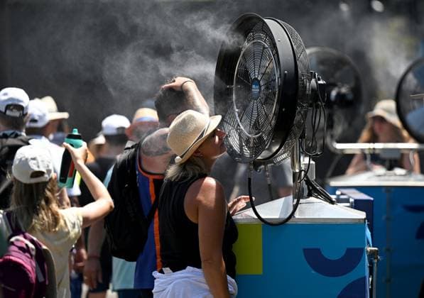 TENNIS AUSTRALIAN OPEN, Spectators cool off during the 2023 Australian Open tennis tournament at Melbourne Park in Melbourne, Tuesday, January 17, 2023. ( NO ARCHIVING, EDITORIAL USE ONLY, NO USE IN BOOKS WITHOUT CONSENT MELBOURNE VICTORIA AUSTRALIA  Copyright: xLUKASxCOCHx 20230117001753384096