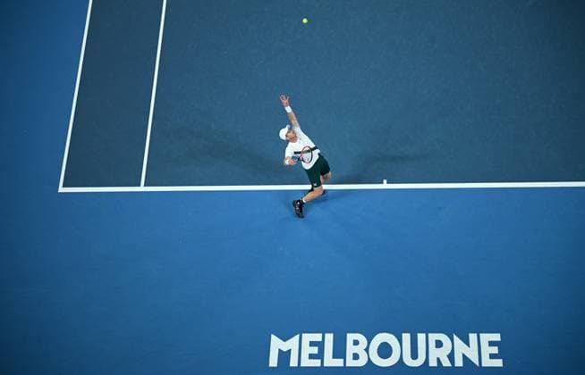 TENNIS AUSTRALIAN OPEN, Andy Murray of Great Britain prepares to serve during his first round match against Matteo Berrettini of Italy at the 2023 Australian Open tennis championship at Melbourne Park in Melbourne, Tuesday, January 17, 2023. ( NO ARCHIVING, EDITORIAL USE ONLY, NO USE IN BOOKS WITHOUT CONSENT MELBOURNE VICTORIA AUSTRALIA  Copyright: xJAMESxROSSx 20230117001753400681