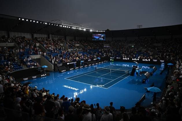 TENNIS AUSTRALIAN OPEN, Rain interrupts play during 2023 Australian Open tennis tournament at Melbourne Park in Melbourne, Tuesday, January 17, 2023. ( NO ARCHIVING, EDITORIAL USE ONLY, NO USE IN BOOKS WITHOUT CONSENT MELBOURNE VICTORIA AUSTRALIA  Copyright: xJOELxCARRETTx 20230117001753473741