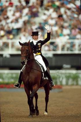 Nicole Uphoff geb.25.1.1967 in Duisburg ist eine ehemalige Dressur-Reiterin mit großen Erfolgen auf Ihrem Rembrandt gewann sie u.a. 4xGold bei Olmpischen Spielen das Foto zeigt sie nach dem Gewinn der Dressur-Goldmedaille in der Einzelwertung in Seoul 88sie war 1993 bis 1996 mit dem bekannten Springreiter Otto Becker verheiratet und trägt seit 2007 nach einer neuen Heirat den Namen Uphoff-Selke in 2007 beendete sie in Schwangerschat ihre insbesondere mit Rembrandt erfolgreiche aktie Sportzeitsie siegte als Aktive nicht nur bei Olympiaden sondern auch bei Weltmeisterschaften und Europameisterschaftenpolitisch war sie auch aktiv so unterstützte sie 200 und 2009 durch Zeitungsanzeigen zusammen mit anderen Angela Merkel bei der Wahl *** Nicole Uphoff born 25 1 1967 in Duisburg is a former dressage rider with great success on your Rembrandt she won among other things 4xGold at Olympic Games the photo shows her after winning the dressage gold medal in the individual classification in Seoul 88she was married from 1993 to 1996 with the famous show jumper Otto Becker and wears since 2007 after a new marriage the name Uphoff Selke. She won as an active rider not only at the Olympics but also at world championships and European championships. Politically she was also active, for example in 200 and 2009 she supported Angela Merkel in the election of the German Chancellor through newspaper advertisements together with others.