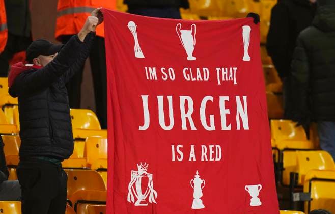 Sport Bilder des Tages Wolverhampton, England, 17th January 2023. Liverpool fans backing Jurgen Klopp manager of Liverpool with a banner before the The FA Cup third round replay match at Molineux, Wolverhampton. Picture credit should read: Andrew Yates Sportimage EDITORIAL USE ONLY. No use with unauthorised audio, video, data, fixture lists, club league logos or live services. Online in-match use limited to 120 images, no video emulation. No use in betting, games or single club league player publications. SPI-2171-0007