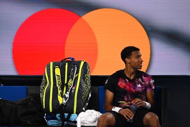 TENNIS AUSTRALIAN OPEN, Felix Auger-Aliassime of Canada has a break during his match against Alex Molcan of Slovakia during the 2023 Australian Open tennis tournament at Melbourne Park in Melbourne, Wednesday, January 18, 2023. ( NO ARCHIVING, EDITORIAL USE ONLY, NO USE IN BOOKS WITHOUT CONSENT MELBOURNE VICTORIA AUSTRALIA  Copyright: xLUKASxCOCHx 20230118001753771258