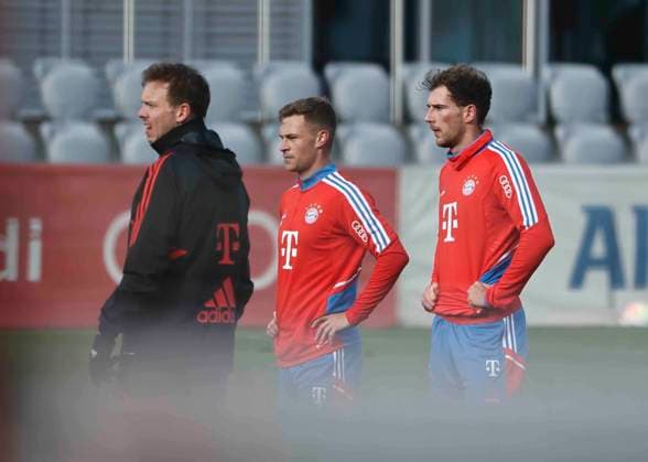 17.01.2023, FC Bayern Training, Saebenerstrasse Muenchen, Fussball, im Bild: Trainer Julian Nagelsmann (FC Bayern Muenchen), Joshua Kimmich (FC Bayern Muenchen) und Leon Goretzka (FC Bayern Muenchen)