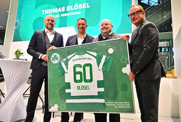 Sport Bilder des Tages 17.01.2023 - SpVgg Greuther Fürth Fuerth - Saison 2022 2023 - Neujahrsempfang - - Geburtstagsglückwünsche und Präsent für Thomas Blösel - Holger Schwiewagner (Geschäftsführer Vizepräsident SpVgg Greuther Fürth ) Rachid Azzouzi (Sportdirektor Geschäftsführer SpVgg Greuther Fürth ) Volker Heißmann Heissmann ( Präsident SpVgg Greuther Fürth eV ) *** 17 01 2023 SpVgg Greuther Fürth Fuerth season 2022 2023 New Years reception Birthday congratulations and present for Thomas Blösel Holger Schwiewagner Managing Director Vice President SpVgg Greuther Fürth Rachid Azzouzi Sports Director Managing Director Sports SpVgg Greuther Fürth Volker Heißmann Heissmann President SpVgg Greuther Fürth eV