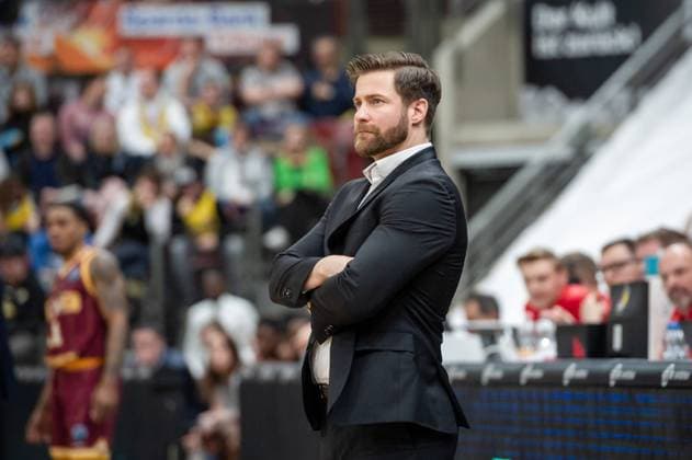 Josh King (MHP Riesen Ludwigsburg, Headcoach) kritischer Blick vom Spielfeldrand GER, MHP Riesen Ludwigsburg - Limoges CSP, FIBA Europa, Basketball, BCL, Champios League, Spiel 3 der Basketball Champions League Play-Ins, Do or Die, Spielzeit 2022 2023, 18.01.2023 MHP Riesen Ludwigsburg - Limoges CSP, Sport, FIBA Europa, Basketball, BCL, Champios League, Spiel 3 der Basketball Champions League Play-Ins, Do or Die, Spielzeit 2022 2023, 18.01.2023 Ludwigsburg Copyright: xEibner-Pressefoto SandyxDinkelacx EP_SDR