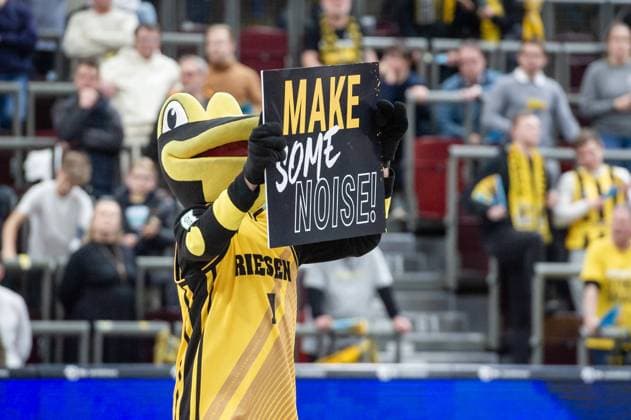 Feature: Riesen-Maskottchen LURCHI mit Schild : MAKE SOME NOISE! GER, MHP Riesen Ludwigsburg - Limoges CSP, FIBA Europa, Basketball, BCL, Champios League, Spiel 3 der Basketball Champions League Play-Ins, Do or Die, Spielzeit 2022 2023, 18.01.2023 MHP Riesen Ludwigsburg - Limoges CSP, Sport, FIBA Europa, Basketball, BCL, Champios League, Spiel 3 der Basketball Champions League Play-Ins, Do or Die, Spielzeit 2022 2023, 18.01.2023 Ludwigsburg Copyright: xSandyxDinkelackerx EP_SDR