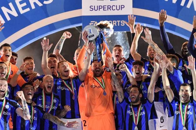 Sport Bilder des Tages Foto Massimo Paolone LaPresse 18 Gennaio 2023 - Riad, Arabia Saudita - calcio - EA SPORTS Supercoppa italiana 2022 2023 - FC Internazionale Vs AC Milan - Stadio King Fahd International Nella foto: premiazione FC Internazionale January 18, 2023 Riyadh, Saudi Arabia - sport, soccer - EA SPORTS Italian Supercup 2022 2023 - FC Internazionale Vs AC Milan - King Fahd International Stadium. In the pic: winner FC Internazionale  Copyright: xMassimoxPaolone LaPressex