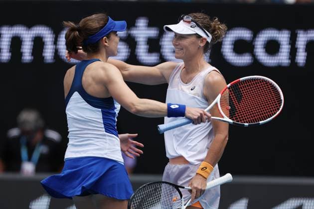 TENNIS AUSTRALIAN OPEN, Sam Stosur of Australia hugs Alize Cornet of France following their loss in the women?s doubles match against Hao-Ching Chan of Taipei and Zhaoxuan Yang of China during the 2023 Australian Open tennis tournament at Melbourne Park in Melbourne, Thursday, January 19, 2023. ( NO ARCHIVING, EDITORIAL USE ONLY, NO USE IN BOOKS WITHOUT CONSENT MELBOURNE VICTORIA AUSTRALIA  Copyright: xDIEGOxFEDELEx 20230119001754114247