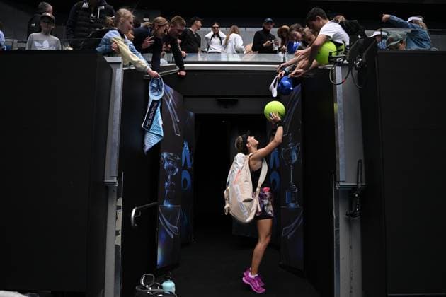 TENNIS AUSTRALIAN OPEN, Fans get autographs from Katie Volynets of the USA following her win during their 2nd round match at the 2023 Australian Open tennis tournament at Melbourne Park in Melbourne, Thursday, January 19, 2023. ( NO ARCHIVING, EDITORIAL USE ONLY, NO USE IN BOOKS WITHOUT CONSENT MELBOURNE VICTORIA AUSTRALIA  Copyright: xJAMESxROSSx 20230119001754143619
