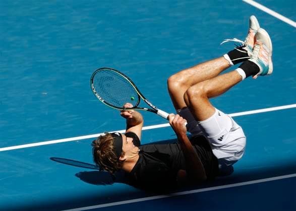 Alexander Zverev (GER) rutscht aus und stuerzt zu Boden, Australian Open 2023, Melbourne Park, Melbourne, Victoria, Australia. Copyright: xJuergenxHasenkopfx