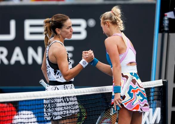 R-L. Anastasia Potapova gratuliert der Siegerin Nuria Parrizas Diaz (ESP) macht die Faust und jubelt, Jubel, Freude, Emotion, Australian Open 2023, Melbourne Park, Melbourne, Victoria, Australia. Copyright: xJuergenxHasenkopfx