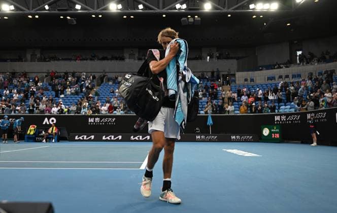 TENNIS AUSTRALIAN OPEN, Alexander Zverev of Germany leaves tyhe court following his loss to Michael Mmoh of the USA in their second round match at the 2023 Australian Open tennis tournament at Melbourne Park in Melbourne, Thursday, January 19, 2023. ( NO ARCHIVING, EDITORIAL USE ONLY, NO USE IN BOOKS WITHOUT CONSENT MELBOURNE VICTORIA AUSTRALIA  Copyright: xLUKASxCOCHx 20230119001754232074