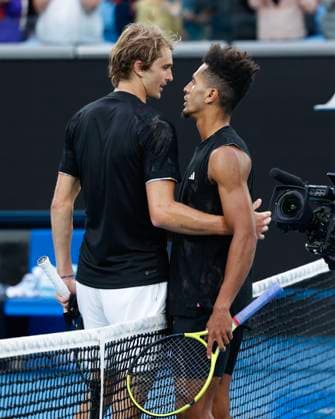 Alexander Zverev gratuliert dem Sieger Michael Mmoh, Australian Open 2023, Melbourne Park, Melbourne, Victoria, Australia. Copyright: xJuergenxHasenkopfx